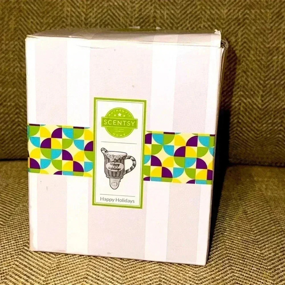 NIB SCENTSY Home Wax Melt Fragrance Warmer Plug In Happy Holidays Christmas - Picture 2 of 4
